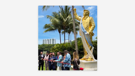 FOTO: Trump mostra sua estátua dourada criada por 'grandes patriotas'