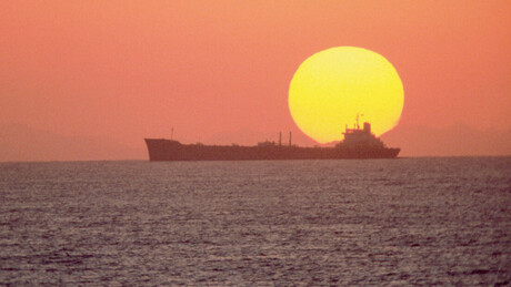 País do Golfo 'oculta' petroleiros para passar pelo Estreito de Ormuz