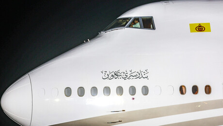 VÍDEO: Sultão de Brunei pilota próprio avião para participar de cúpula internacional