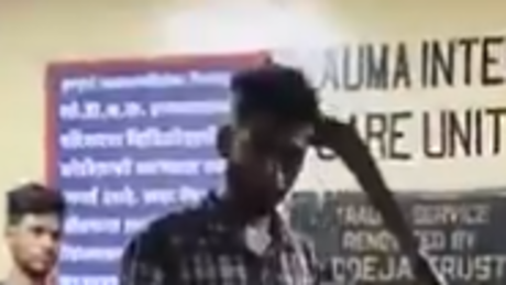 IMAGENS FORTES: Homem mexe calmamente no celular com facão cravado no crânio