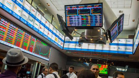 Dólar despenca e fecha no valor mais baixo já registrado em dois anos