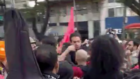 VÍDEOS: Vereadores Rubinho Nunes e Adrilles Jorge trocam agressões com estudantes da USP em greve