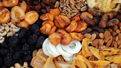 Pequena, mas poderosa: por que incluir esta fruta seca na sua rotina alimentar