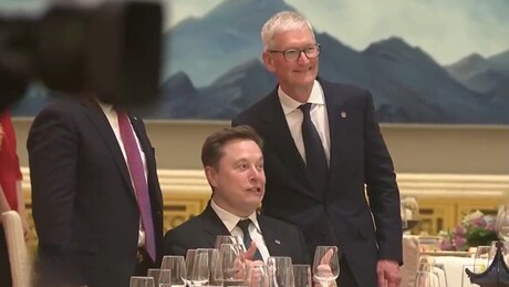 VÍDEO: Elon Musk e Tim Cook posam juntos para foto durante banquete oficial na China