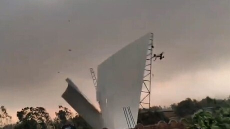 VÍDEO: Homem voa levado por uma tempestade