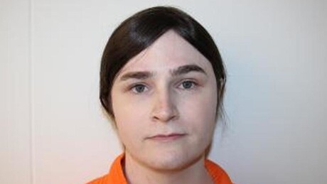 Mulher trans que matou os pais por se oporem à mudança de sexo faz confissão macabra