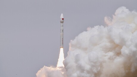 China lança com sucesso cinco satélites à órbita