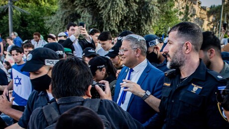VÍDEO: Ministro israelense reza e dança em templo muçulmano em ato de provocação
