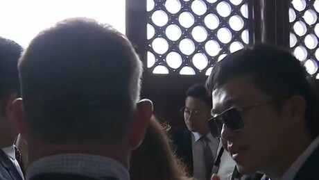 VÍDEO: Jornalistas dos EUA batem boca com seguranças chineses durante visita de Trump