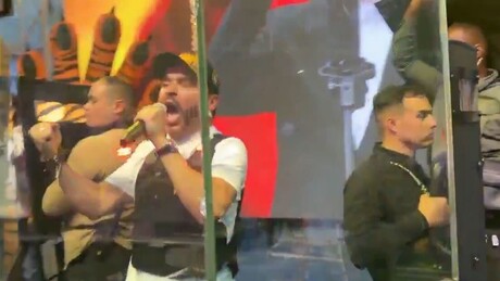 VÍDEO: Candidato à presidência da Colômbia aparece com colete e cercado de vidro à prova de balas