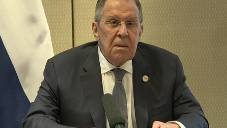 VÍDEO: Lavrov repreende jornalista por barulho e faz comentário sarcástico