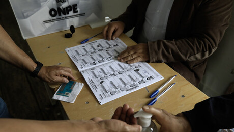 Após um mês de apuração, Peru encerra contagem de votos da eleição presidencial