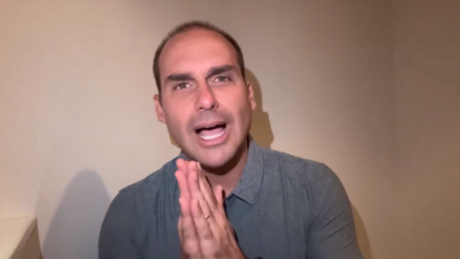 Eduardo Bolsonaro sobe tom contra Intercept após revelação de novos documentos: 'vagabundos'