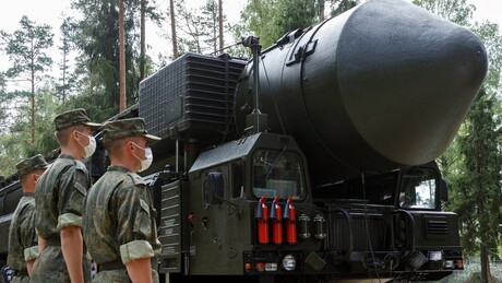 'Não vivemos em um mundo de contos de fadas': Moscou rejeita ironicamente esperanças ocidentais de 'guarda-chuva nuclear'