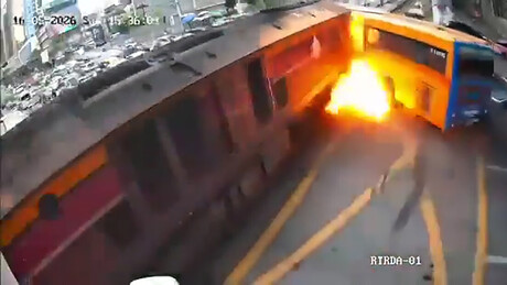 VÍDEO CHOCANTE: Ônibus pega fogo ao colidir com trem em Bangkok