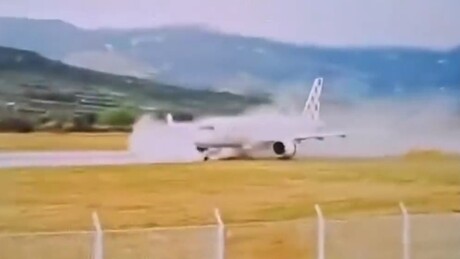 VÍDEO: Avião com mais de 130 passageiros a bordo sai da pista durante decolagem e acaba na grama