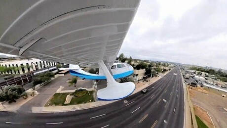 VÍDEO: Avião da 2ª Guerra Mundial faz pouso de emergência no meio da rua