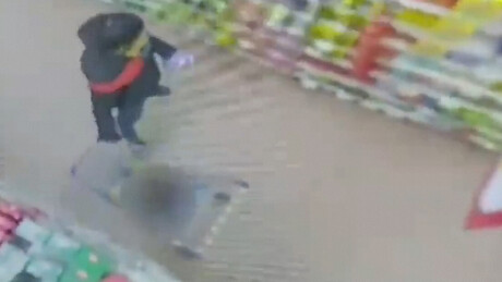 VÍDEO: Mulher abandona bebê em supermercado, mas é flagrada por câmeras