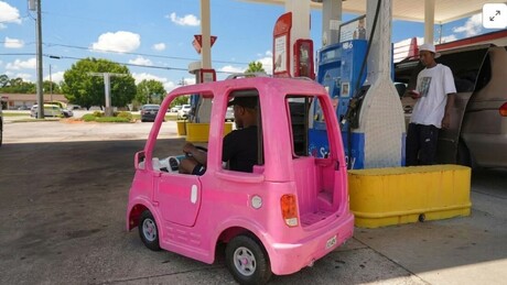 Alto preço da gasolina nos EUA coloca carros de brinquedo na pista