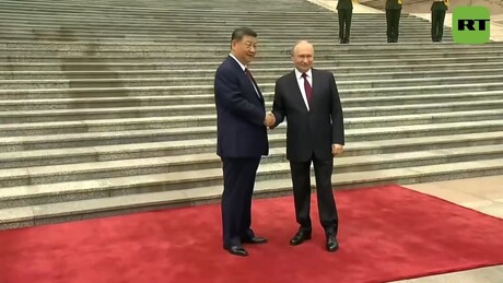 VÍDEO: Aperto de mãos caloroso entre Putin e Xi