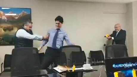 VÍDEO: Prefeito dispara arma de choque contra assessor no Peru