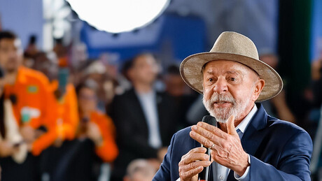 Trump 'acha que pode governar o mundo pelo Twitter', diz Lula