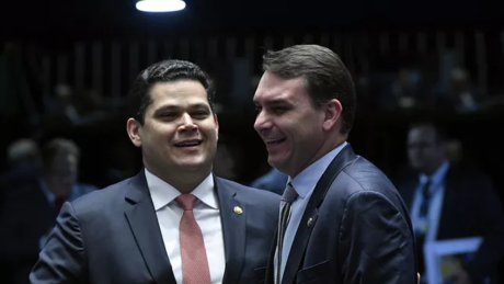 Mesmo sob pressão de parlamentares, Alcolumbre se recusa a ler requerimentos de CPMI do caso Master