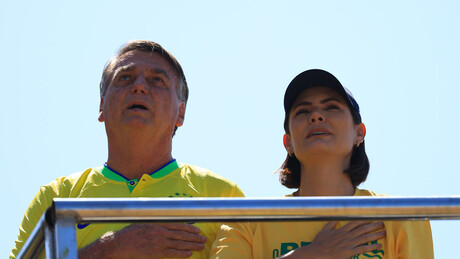 Bolsonaro resiste a lançar Michelle ao Planalto e mantém Flávio como prioridade - Folha