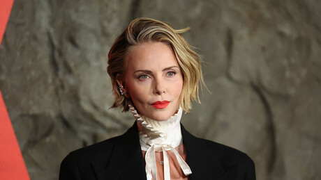 'Não consigo nem sentar': Charlize Theron faz desabafo sobre envelhecimento