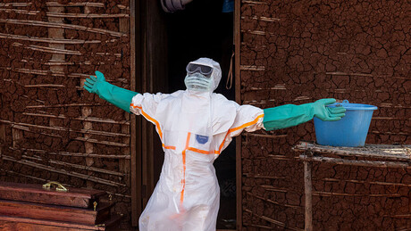 Infectados com ebola fogem de hospital após ataques