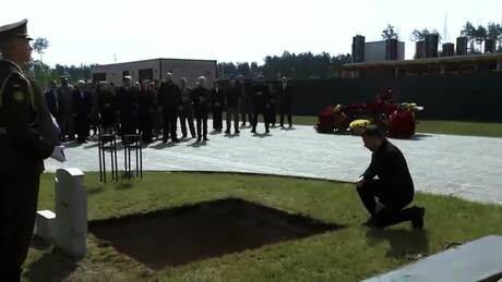 Restos mortais de colaborador nazista são repatriados à Ucrânia e Zelensky presta homenagem a ele