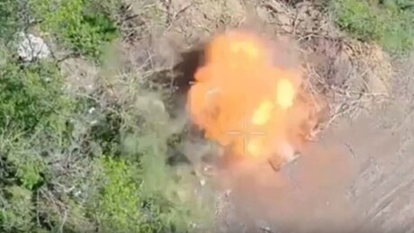 VÍDEO: Exército russo reduz fortificações inimigas a cinzas na linha de frente