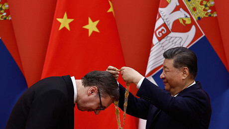 Presidente da Sérvia ganha alta honraria das mãos de Xi Jinping