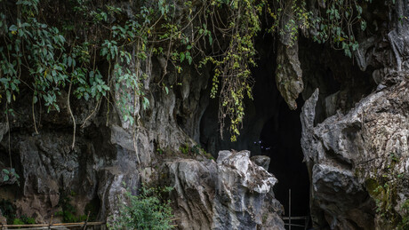 Meninos presos em caverna do Laos são encontrados vivos; buscas por mais duas pessoas continuam