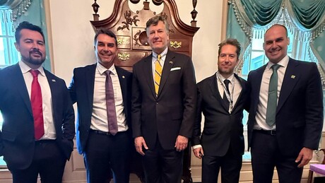 Flávio Bolsonaro encontra membros do governo Trump nos EUA