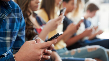 Pais oferecem recompensas financeiras e bens de luxo para que filhos abandonem redes sociais na Rússia
