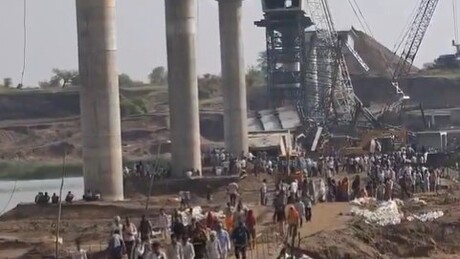 VÍDEOS: Desabamento de ponte em construção na Índia deixa mortos e desaparecidos