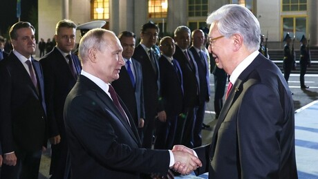 VÍDEO: Presidente cazaque se despede de Putin no aeroporto