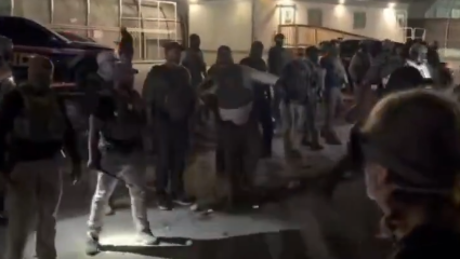 VÍDEO: Homem morde agentes de imigração do ICE nos EUA