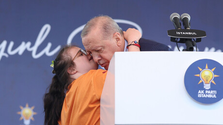 VÍDEO: Adolescente com síndrome de Down interrompe discurso de presidente da Turquia para abraçá-lo