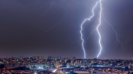 Modelo de IA brasileiro consegue prever tempestades sem usar radar meteorológico
