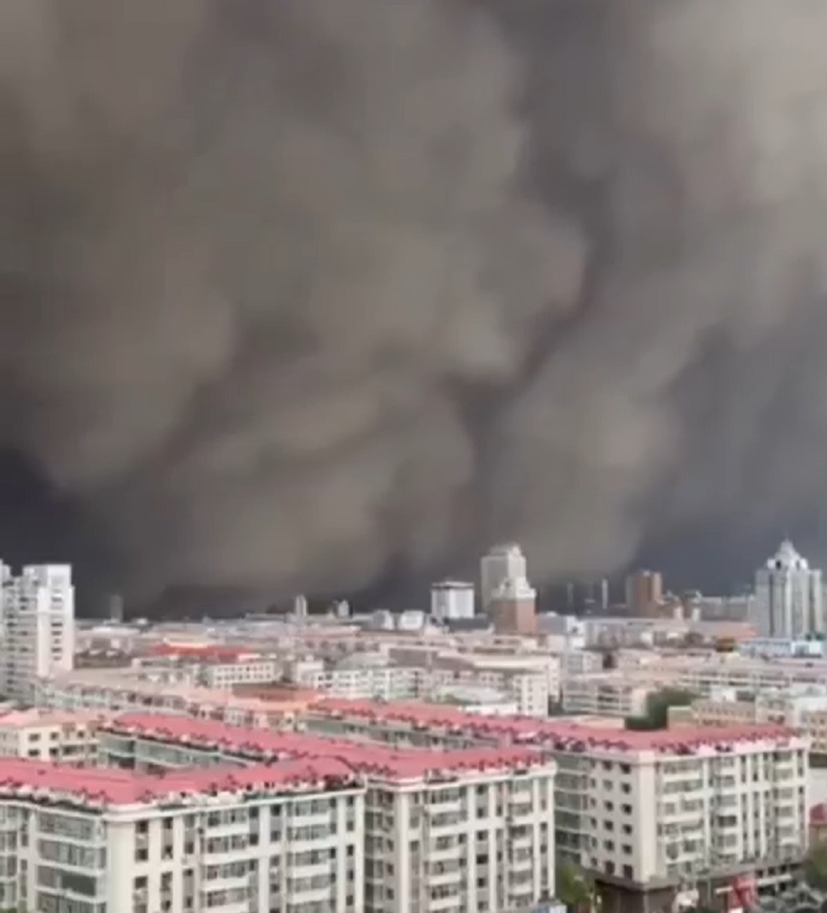 VÍDEO: Tempestade de areia joga cidade chinesa no caos e escuridão