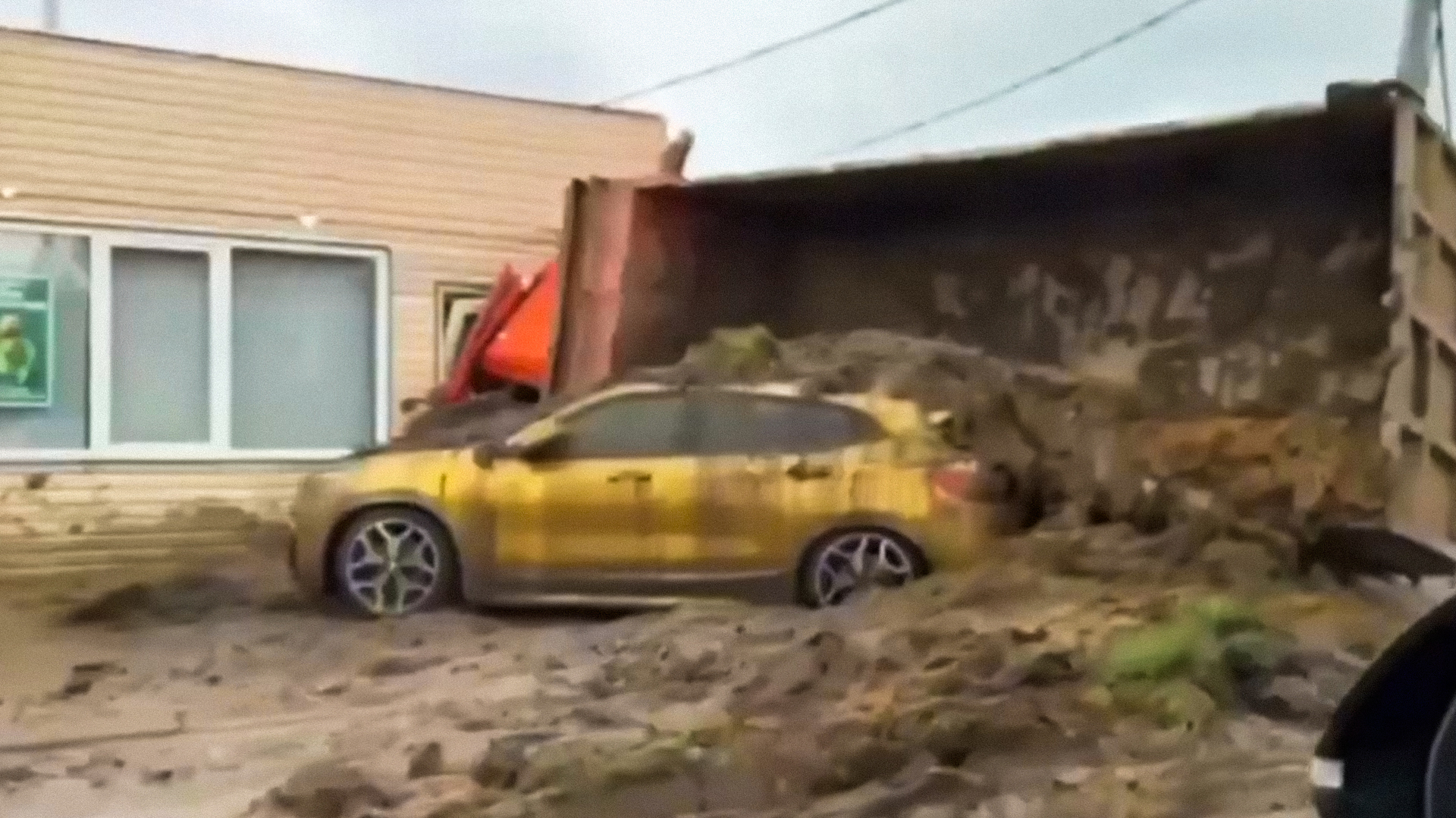 VÍDEO: Caminhão de estrume tomba em cima de BMW dourado