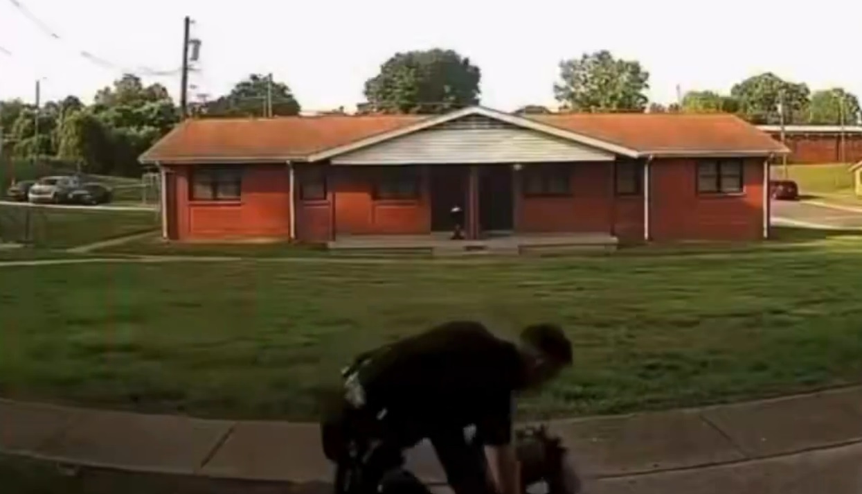 VÍDEO: Policial é acusado de agressão por espancar mulher durante prisão