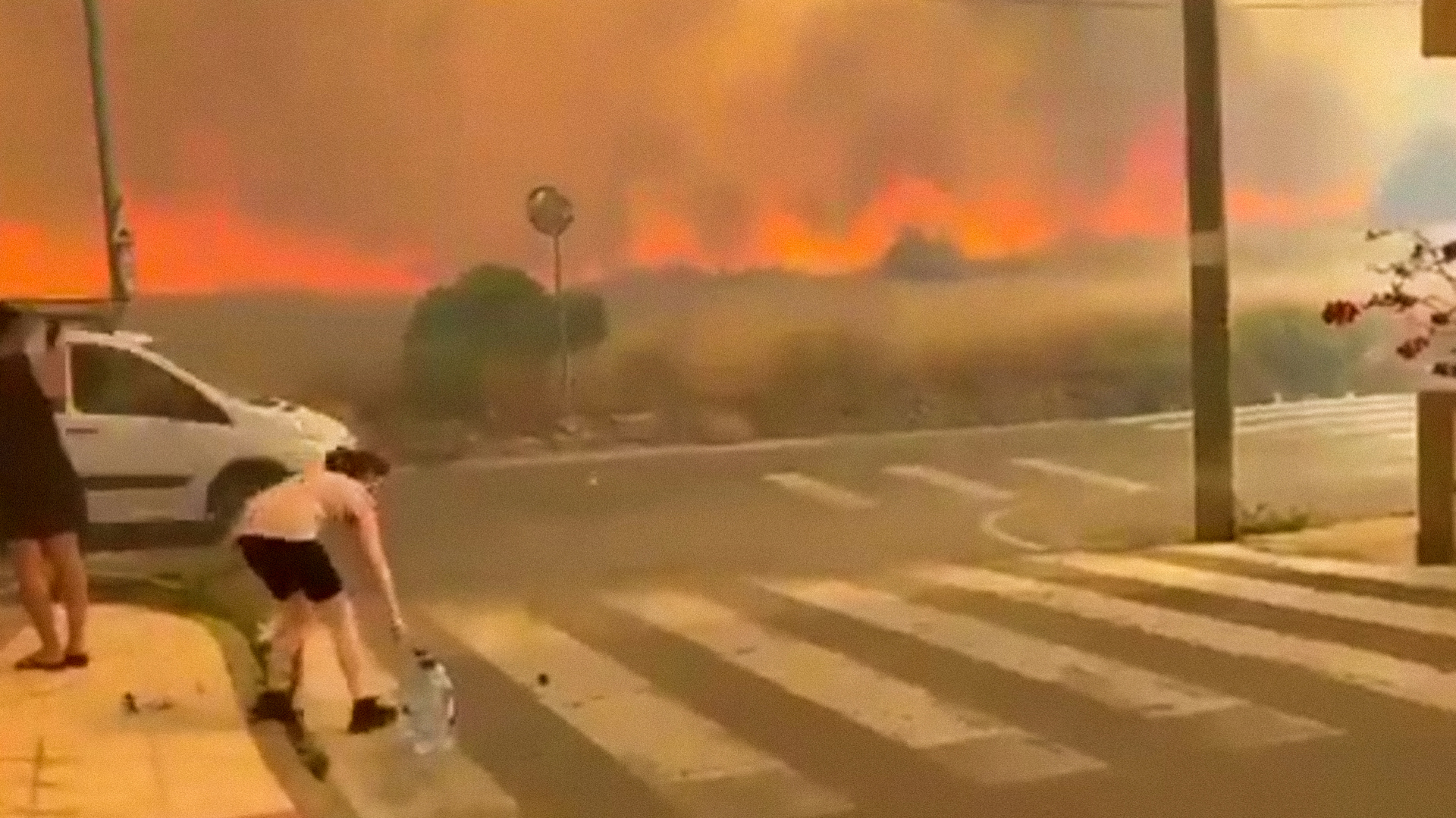 VÍDEOS: Incêndio devastador força evacuações e destrói terreno na Espanha