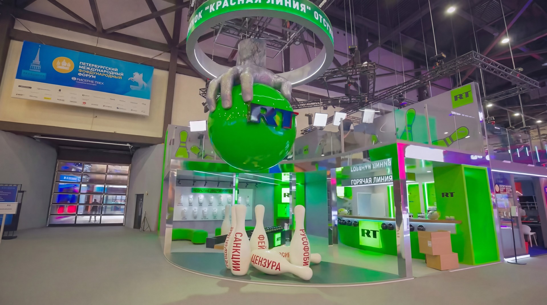 Derrube 'Sanções', beba o 'Pôr do Sol da Europa': a engenhosa exposição da RT no SPIEF-2026