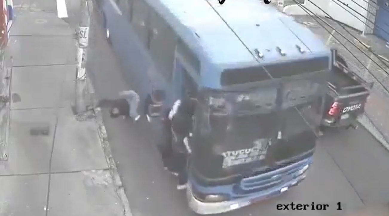 VÍDEO: Passageiro cai de ônibus em alta velocidade e sobrevive milagrosamente