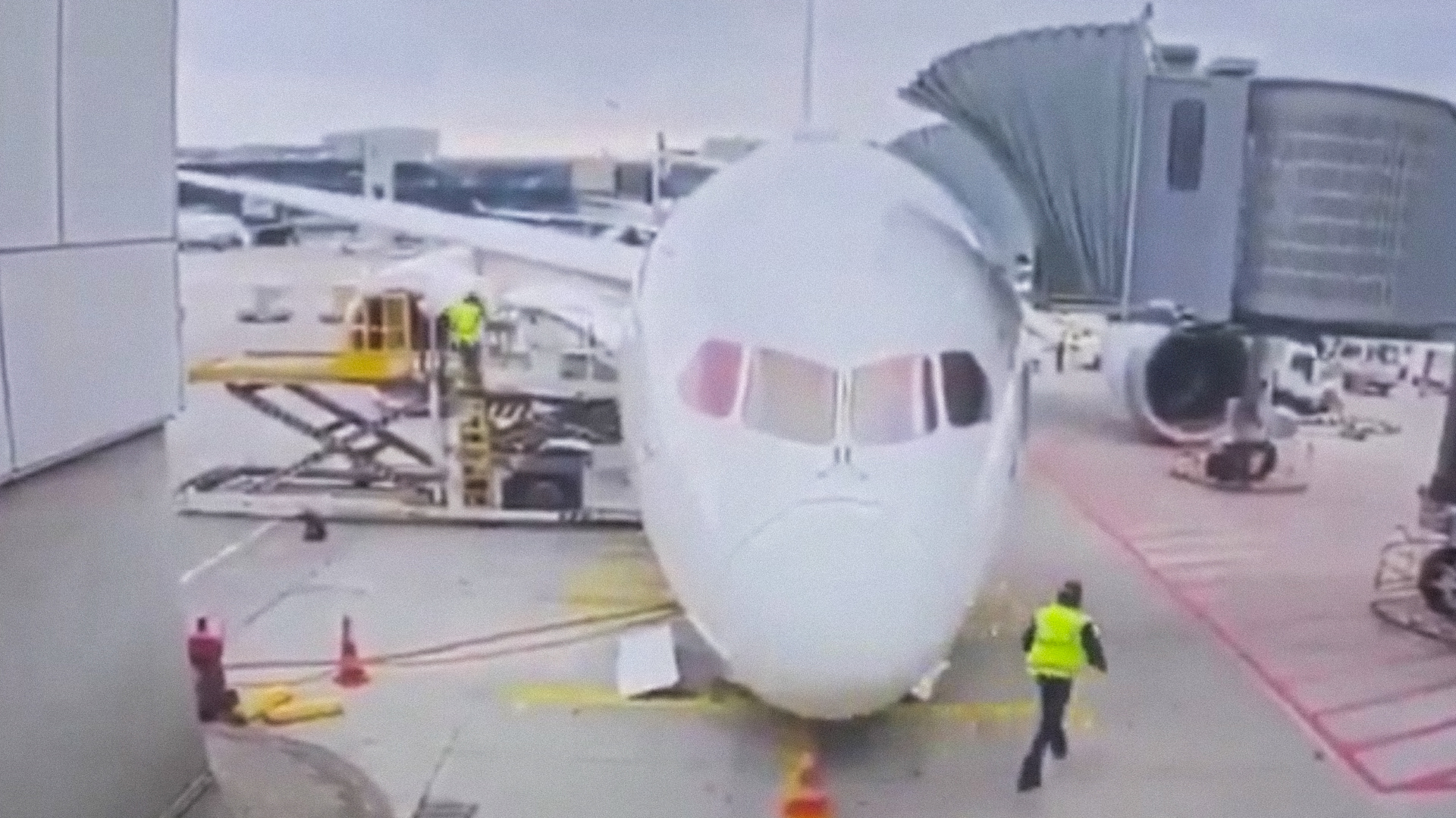 VÍDEO: Avião de passageiros Boeing 787-9 cai de barriga em aeroporto alemão