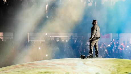 Kanye West reúne 118 mil pessoas em show em Istambul e anuncia recorde histórico de público