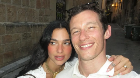 Dua Lipa e Callum Turner se casam em cerimônia discreta em Londres